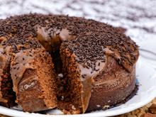 Bolo de chocolate com cobertura delicioso para preparar durante as férias escolares