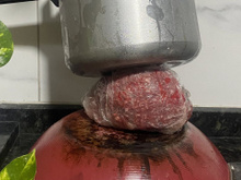 Era o truque me faltava: descongelar carne usando duas panelas e sem fogão é a maior gambiarra, mas será que funciona?