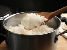 Os restaurantes não querem que você saiba: algumas gotas disso na água do arroz e ele ficará mais branco e soltinho