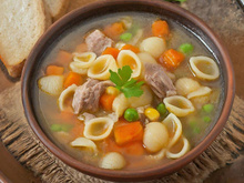 Essa sopa de macarrão é a janta favorita da minha família no inverno: quentinha, reconfortante e deliciosa!