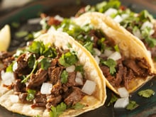 Os chefs mexicanos concordam: "O taco mais fácil e saboroso de fazer em casa só precisa de carne e uma tortilla, e é servido com coentro e cebola”