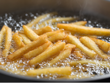 Despejo uma colherzinha no óleo quente: as batatas não absorvem a gordura e ficam deliciosamente crocantes