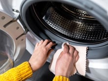 Como limpar sua máquina de lavar roupa (de abertura superior e frontal) para reduzir odores de mofo e manchas pretas nas roupas - fácil de fazer em casa