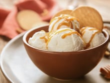 Sorvete de creme com calda quente de banana