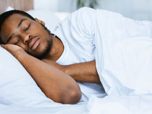 Dormir bem começa no prato: o que comer e o que evitar de noite para ter uma noite de sono tranquila