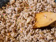 Poucas pessoas sabem, mas é um erro com a cebola que deixa a carne moída pálida