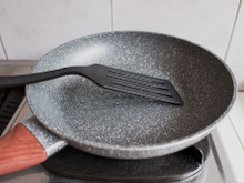 Há três anos, comprei minha primeira frigideira antiaderente. Gostaria que alguém tivesse me contado sobre esses 6 cuidados (essenciais!) antes de começar a usar