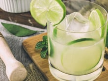 Como fazer caipirinha para muita gente com truques de mixologista: 3 receitas deliciosas que economizam o seu tempo