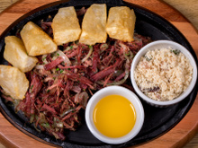 Carne de sol com aipim frito e queijo coalho.