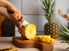 Abacaxi ajuda no emagrecimento e é antioxidante: nutri revela benefícios para a pele e na luta contra doces