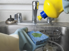 O que significa colocar vinagre no detergente: o truque simples que aprendi com a minha diarista para lavar pratos