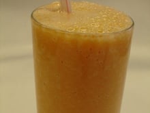 Vitamina de Ades banana com mamão e cenoura