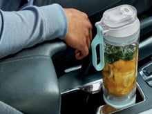 Prepare seus shakes e vitaminas em qualquer lugar: liquidificador portátil Ninja Blast Max com 30% de desconto