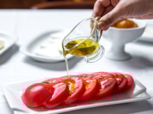 Quais são os benefícios do azeite para a saúde cardiovascular e para o fígado?