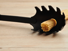 Para que serve o buraco no meio da colher de macarrão?