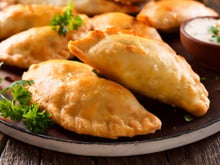 Pastel sem óleo, nem sujeira: a receita fácil de forno que vai salvar seu lanche da tarde