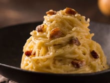 Sempre que eu fazia parecia um macarrão com ovo, mas (finalmente!) aprendi a fazer o carbonara perfeito, igual de restaurante!
