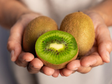 Adeus noites mal dormidas: pesquisa revela que comer kiwi antes de dormir pode ajudar a pegar no sono mais rápido