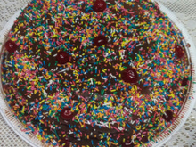 Bolo de chocolate com recheio de ameixa