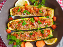 Isso me reconciliou com esse vegetal: aqui está a melhor receita de abobrinha recheada de acordo com os leitores do TudoGostoso