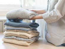 Diga adeus ao cheiro de umidade nas roupas com 7 truques práticos para usar no inverno