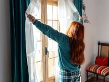 Não são as cortinas: esse item de decoração do quarto é o responsável por gerar o maior acúmulo de poeira e sujeira