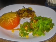 Tomates recheados em cama de cebolas