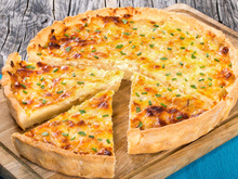 Torta salgada de outono com cebola e queijo é gostosa, molhadinha e muito mais fácil do que você imagina