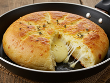 Descobri como fazer pão de queijo na frigideira com só 3 ingredientes: uma receita prática do TudoGostoso que fica pronta em 10 minutos