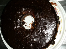 Bolo de cenoura com calda de chocolate