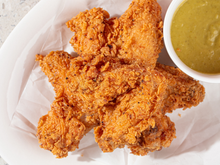 É muito fácil fazer um frango empanado supercrocante sem ovo se você misturar a farinha de trigo por esse outro ingrediente