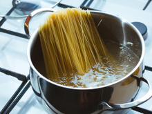 Cirurgião bariátrico revelou por que os italianos não engordam comendo macarrão e o segredo está no cozimento