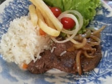 Bife acebolado com mostarda
