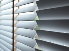 Se você tem meias velhas em casa, você tem um tesouro: esse truque com a peça ajuda a limpar as persianas e deixá-las como se fossem novas