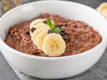 Mingau de aveia feito com cacau e banana: um café da manhã saudável, rico em fibras e vitaminas