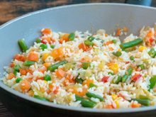 Aprendi com uma nutri essas 6 ideias simples para deixar o arroz branco de todo dia mais nutritivo e saudável