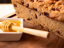 Bolo de pão de mel na travessa de comer rezando: fofinho, molhadinho e muuuuuito recheado!