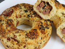 O cheiro dessa rosca de calabresa e queijo saindo do forno já faz todo mundo aparecer na cozinha