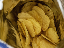 O "ar" nos salgadinhos de batata frita não é ar: existe uma explicação para tanto espaço "vazio" na embalagem