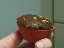 Cupcake de chocolate com gotas de chocolate