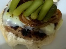 Hambúrguer de costela bovina com cebola caramelizada