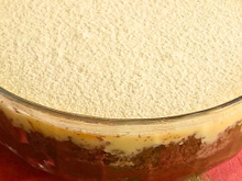 Nem pavê, nem pudim: a sobremesa de Páscoa da minha família é esse bolo de travessa de brigadeiro e leite Ninho