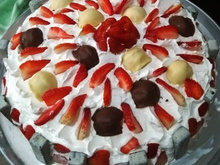 Bolo de chocolate com morangos
