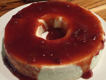 Pudim de queijo com calda de goiabada