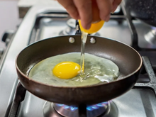 Meus ovos fritos ficaram muito mais suculentos e saudáveis depois que substituí o óleo e a manteiga por esse ingrediente