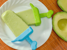 É vitamina no palito: picolé de abacate é uma forma diferente de aproveitar esse ingrediente nutritivo na sobremesa