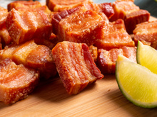 Não vai ter o Torresmofest na sua cidade? Aprenda como fazer o torresmo perfeito em casa com o TudoGostoso!