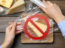 Nem papel-alumínio, nem plástico-filme: o que usar para embrulhar o queijo e evitar que ele resseque? Com esse armazenamento ele vai durar mais!