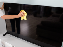 Um truque simples para limpar a tela da sua TV e deixar sem marcas