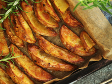 Não cozinhe a batata na água antes: assim ela fica macia por dentro e crocante por fora